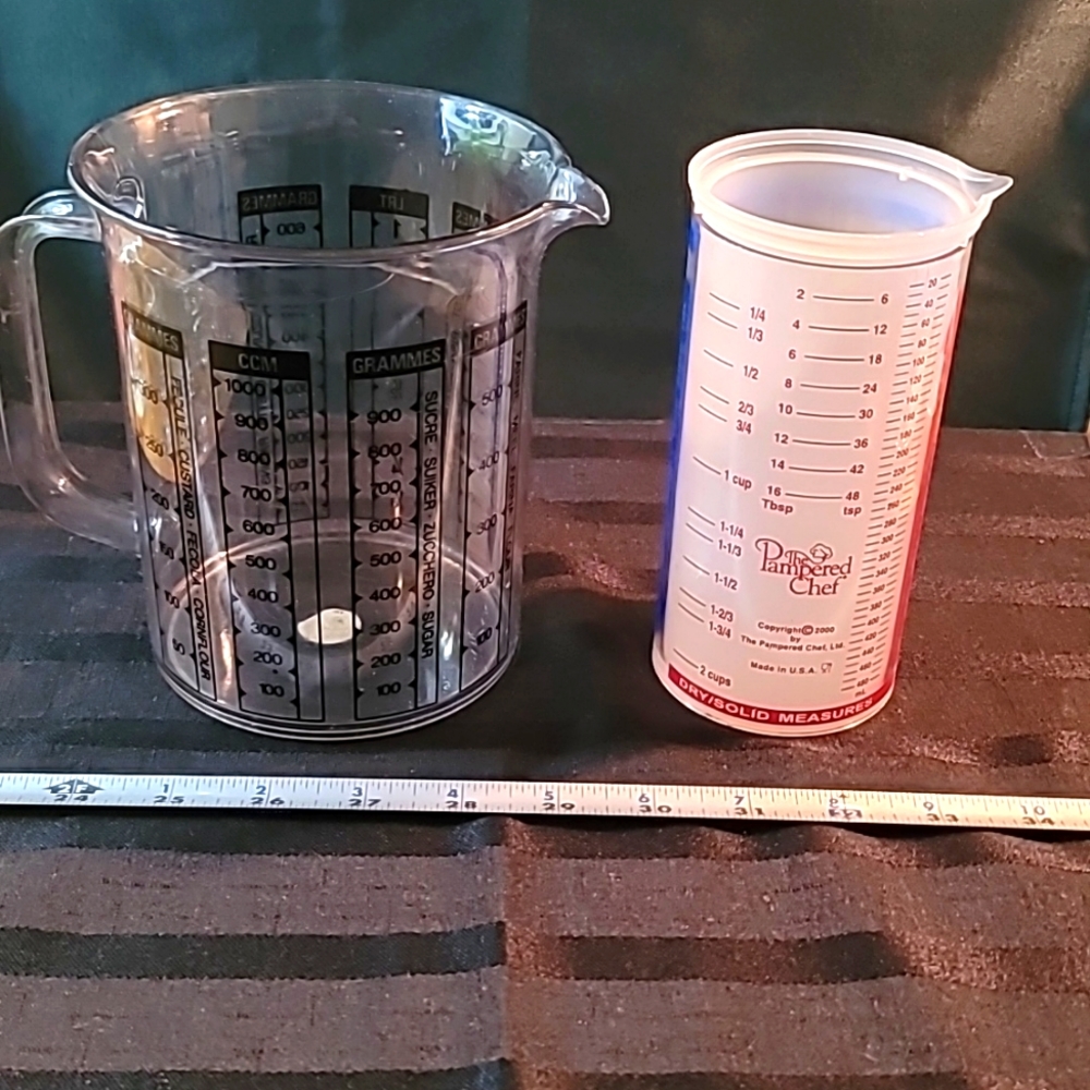 2 measuring cups LG multi-measurement liquid and dry solids EUC Gently loved